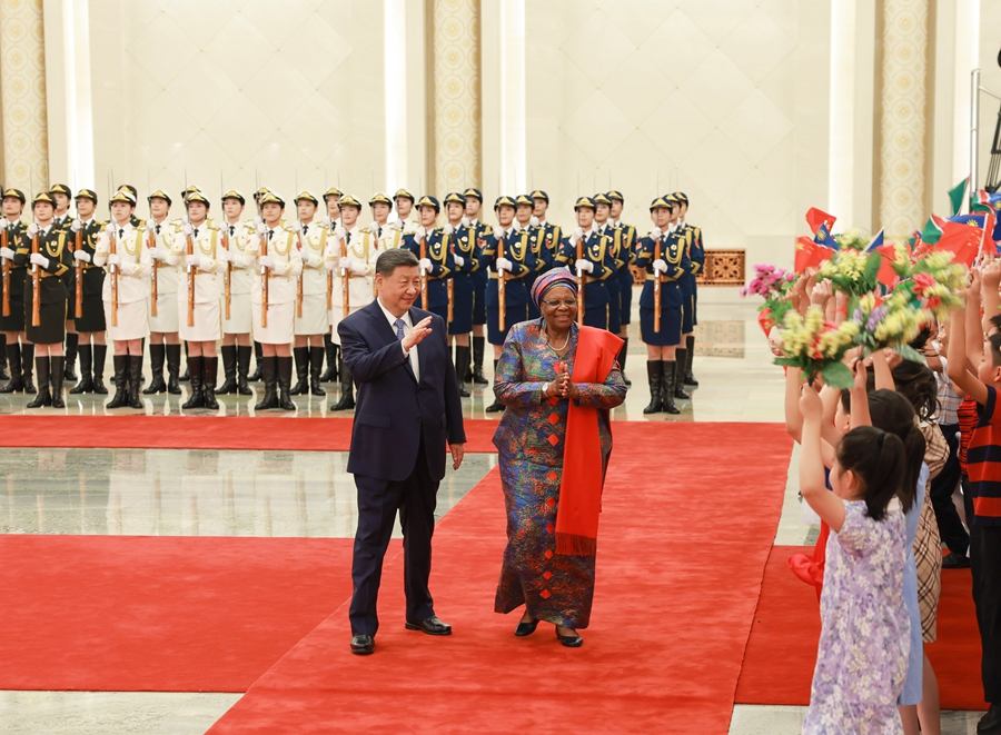 习近平同纳米比亚总统恩代特瓦会谈